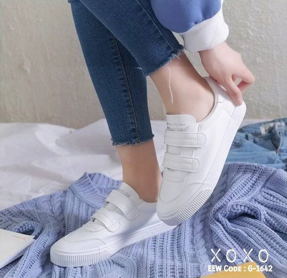 รองเท้าผ้าใบเรียบแต่งเมจิกเทป (สีขาว)