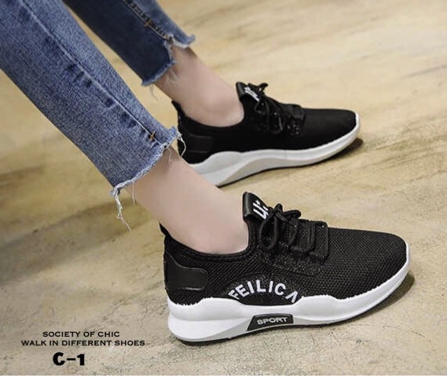 รองเท้าผ้าใบแฟชั่นทรงสปอร์ตสกรีนลาย (สีขาว)