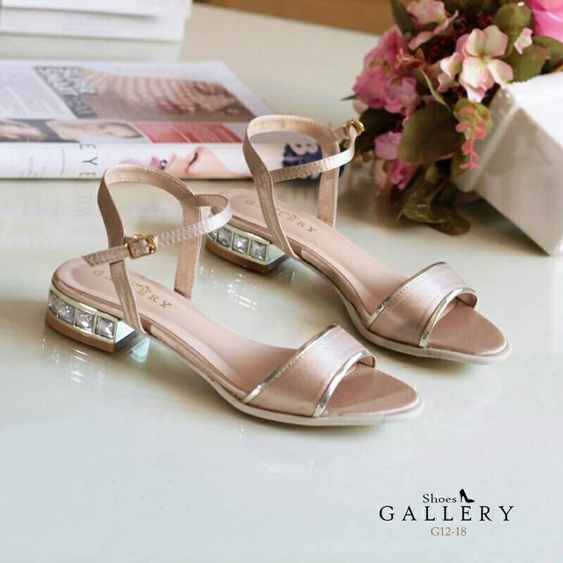 พร้อมส่ง : รองเท้าส้นเพชรสไตล์ Zara (สีครีม)