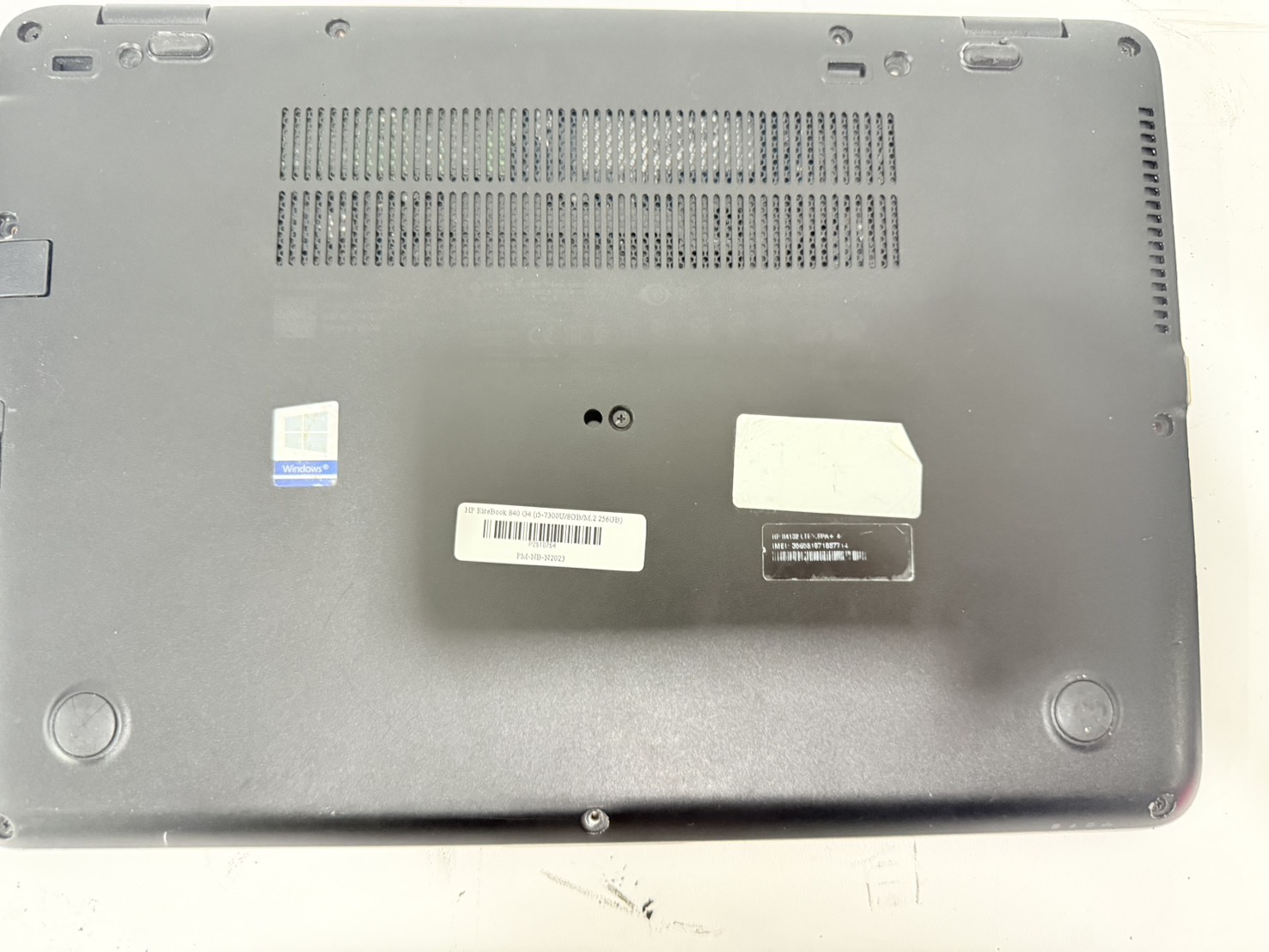 โน๊ตบุ๊ค HP EliteBook 840 G4 (i5-7300U/8GB/M.2 256GB) ไม่มี Adapter ไม่มีแบต จอ Bright ขอบยางเสื่อม มุมเครื่องแตก คีย์บอร์ดกดยาก