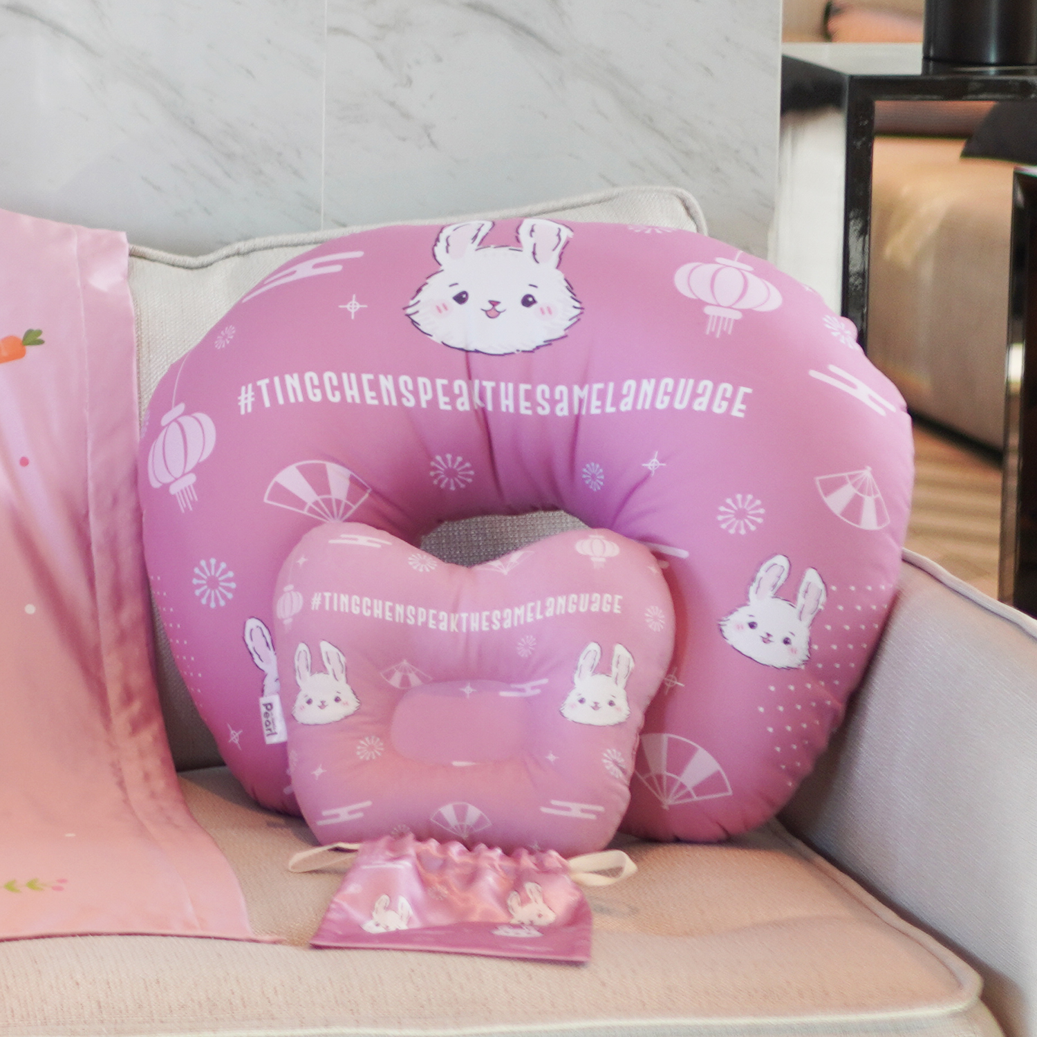 ชุดของขวัญเด็กแรกเกิด BP2 หมอนหลุม + หมอนรองให้นม ลาย Rabbit - Chinese - Pink