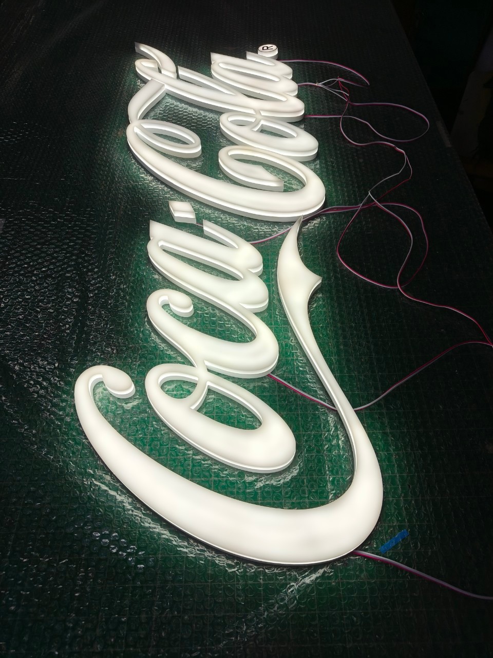 อักษรไฟออกรอบตัว ''โคคา โคล่า''