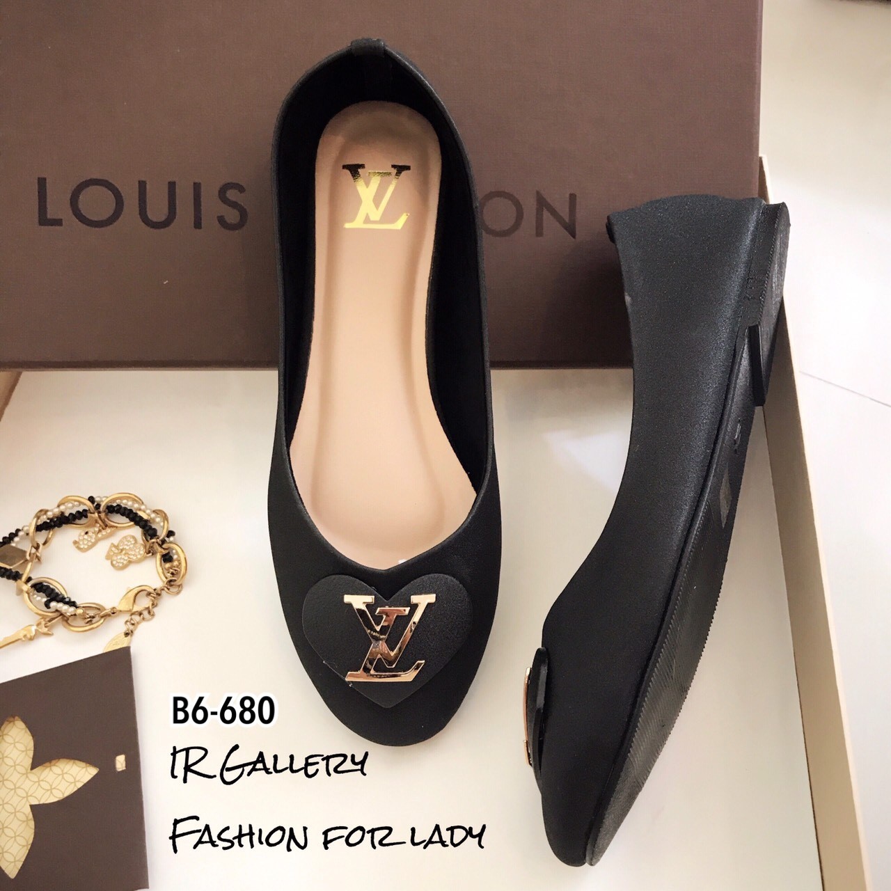 รองเท้าคัทชูส้นแบนแต่งอะไหล่LV (สีครีม)