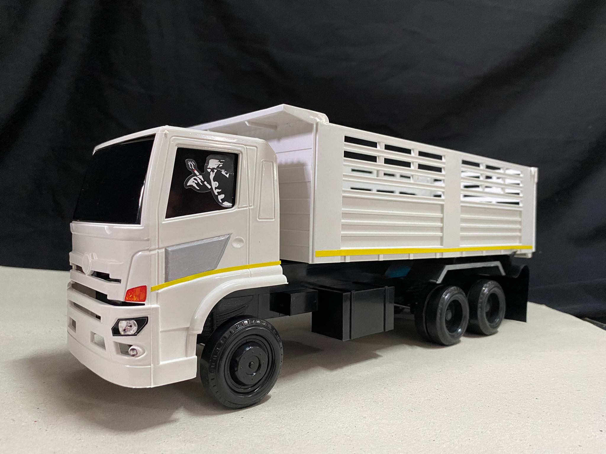 โมเดลรถสิบล้อดั้มจำลอง คาดเหลือง 1/24 พลาสติก หม่ำโมเดล รถของเล่น รถบรรทุกของเล่น รถดั้มจำลอง