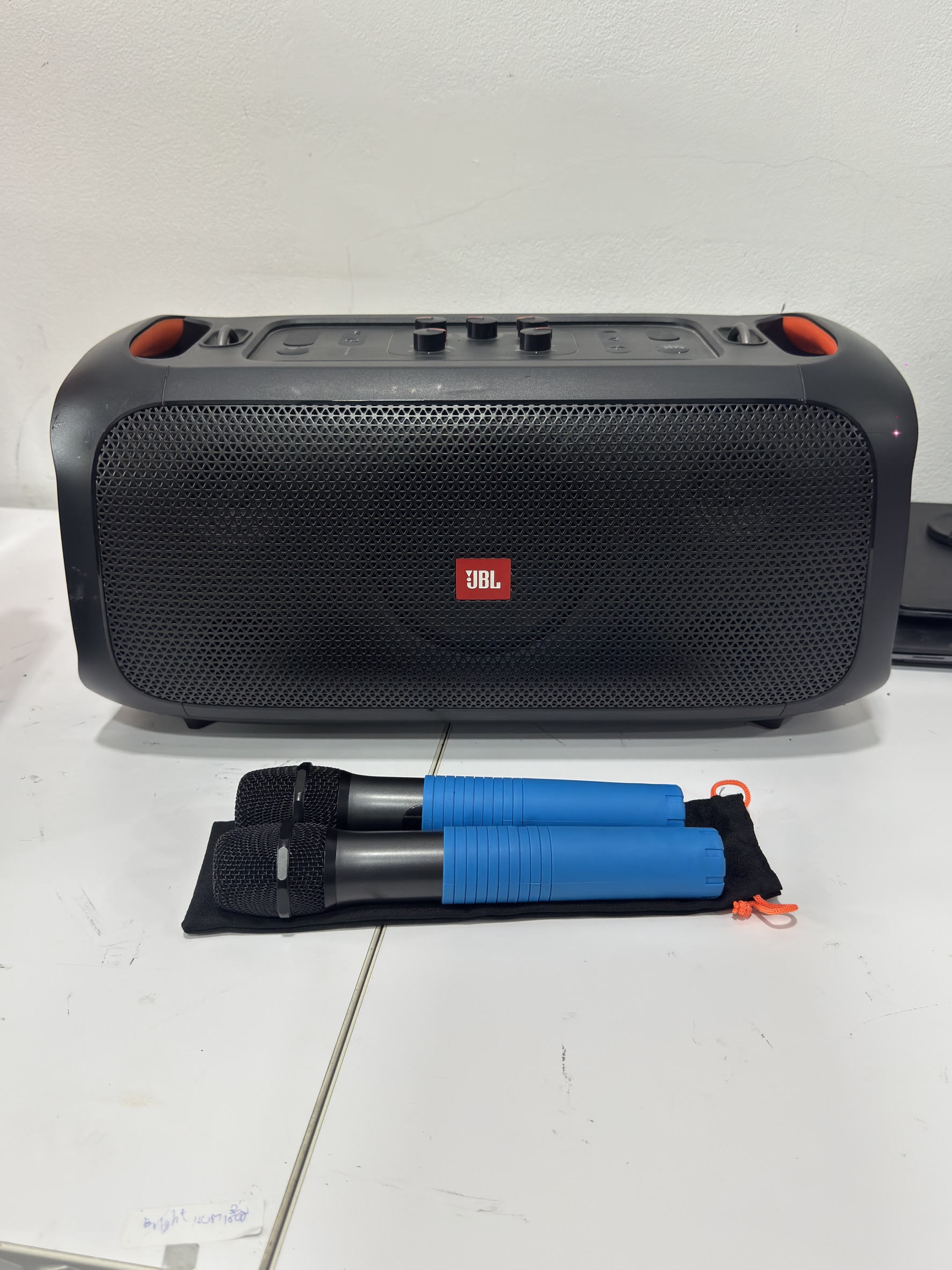ลำโพง JBL Partybox On The Go + Mic*2 ***ไมค์มีรอยแตกหักที่กดไมค์ไม่ดี กดติดบ้างไม่ติดบ้าง ****ตัวเครื่องใช้ได้ปกติ