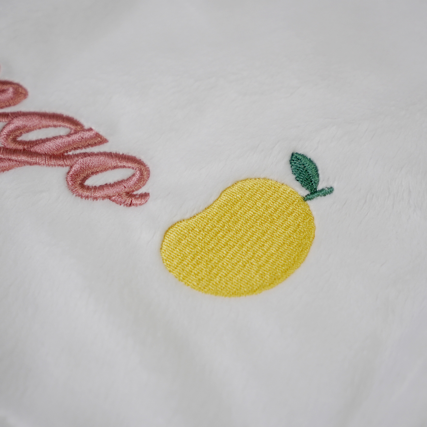 ผ้าห่ม Minky - สีขาว 75x100cm แบบปักชื่อ+icon - Mango
