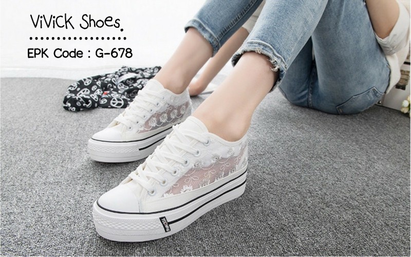 รองเท้าผ้าใบแต่งลูกไม้ลายดอก