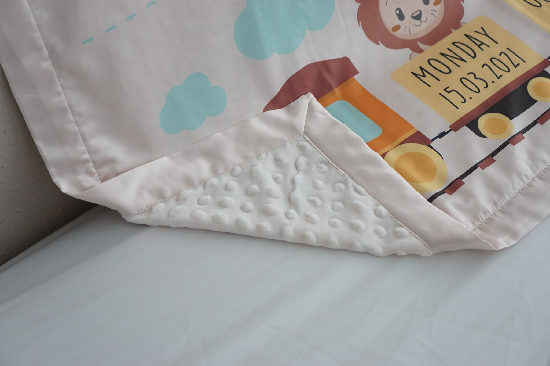 ผ้าห่มเด็ก ใส่ประวัติแรกเกิด ลายรถไฟ Train with Lion - Beige