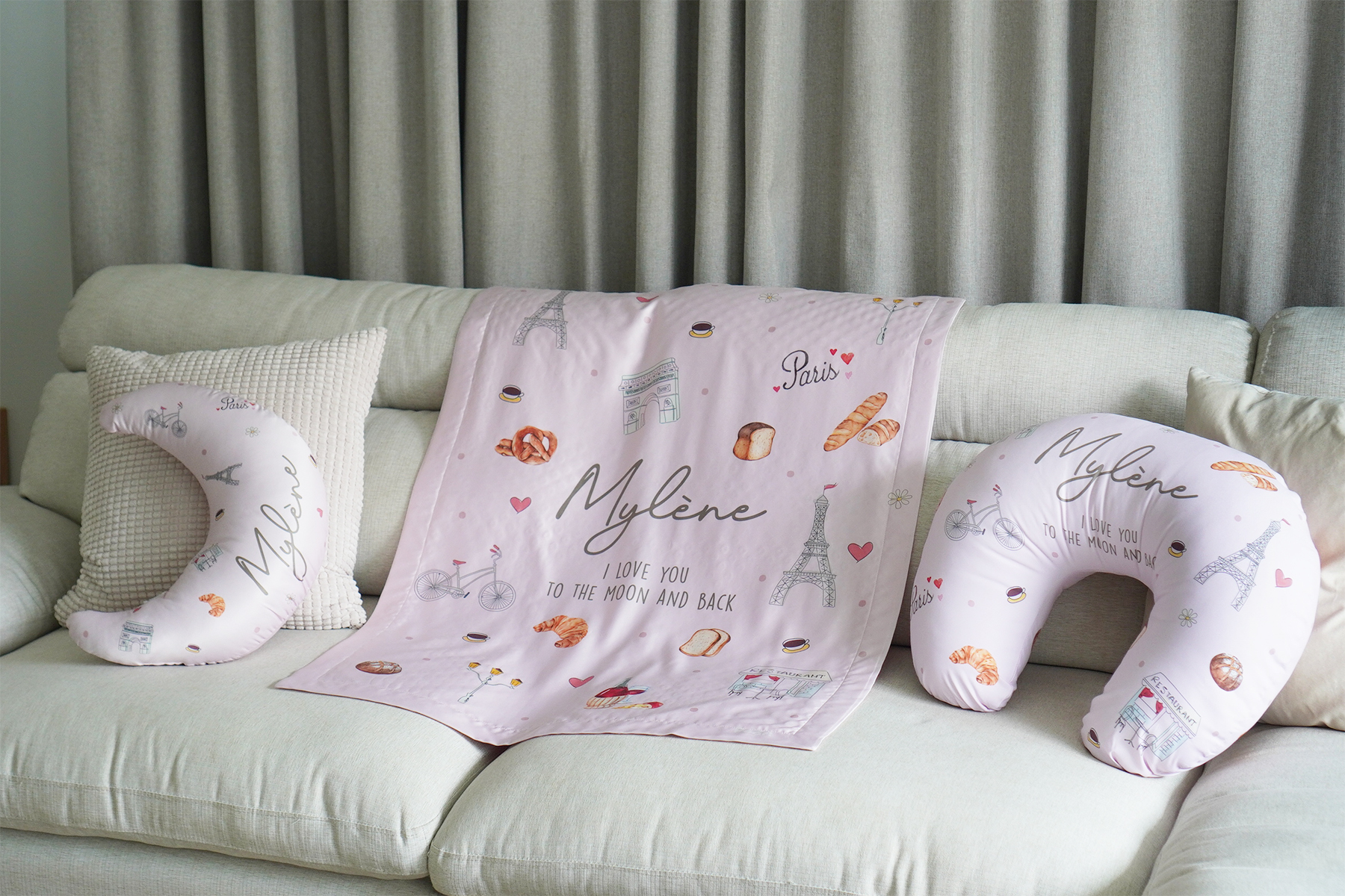 ชุดของขวัญเด็กแรกเกิด หมอนไดคัท + หมอนรองให้นม+ ผ้าห่มขนาด 75x100cm ลาย Paris - Pink