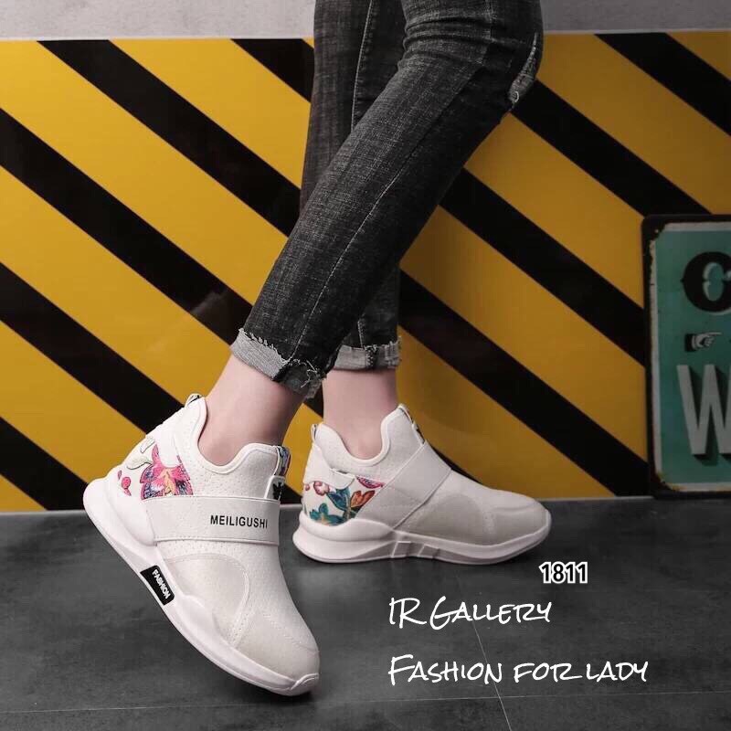 รองเท้าผ้าใบทรงSportแบบสวมแต่งลายดอก (สีดำ)