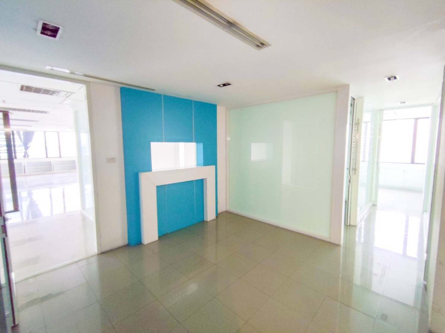 ขาย/ให้เช่าพื้นที่สำนักงานออฟฟิศย่านสุขุมวิท กรุงเทพฯ ตรงข้ามสวนเบญจกิติ ใกล้สถานีรถไฟฟ้า BTS อโศก และ MRT สุขุมวิท เพียง 750 เมตร | Ocean Tower 1