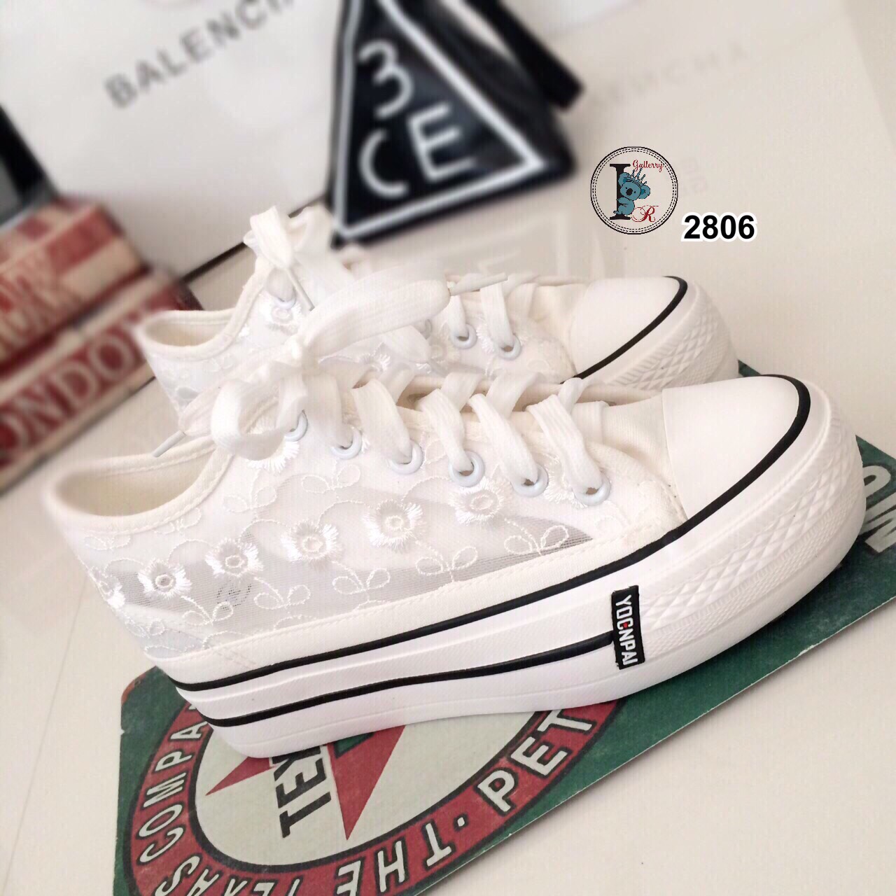 รองเท้าผ้าใบแต่งลูกไม้ลายดอก