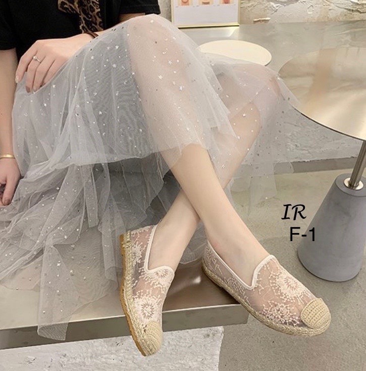 รองเท้าลูกไม้ทรงสวมปักลาย