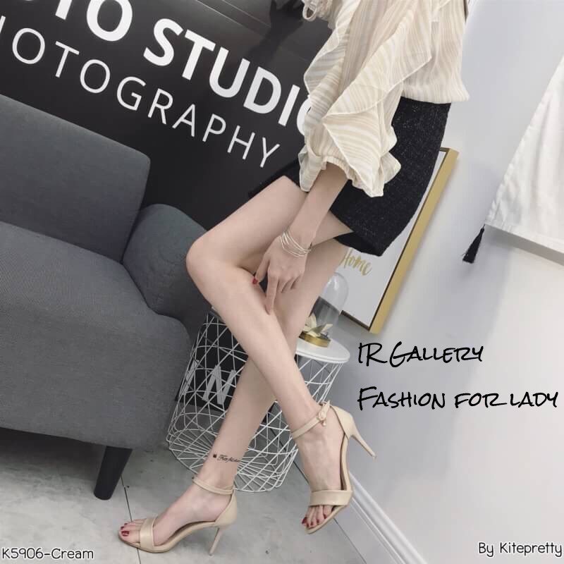 รองเท้าส้นสูงหนังแก้วแต่งสายรัด (สีครีม)