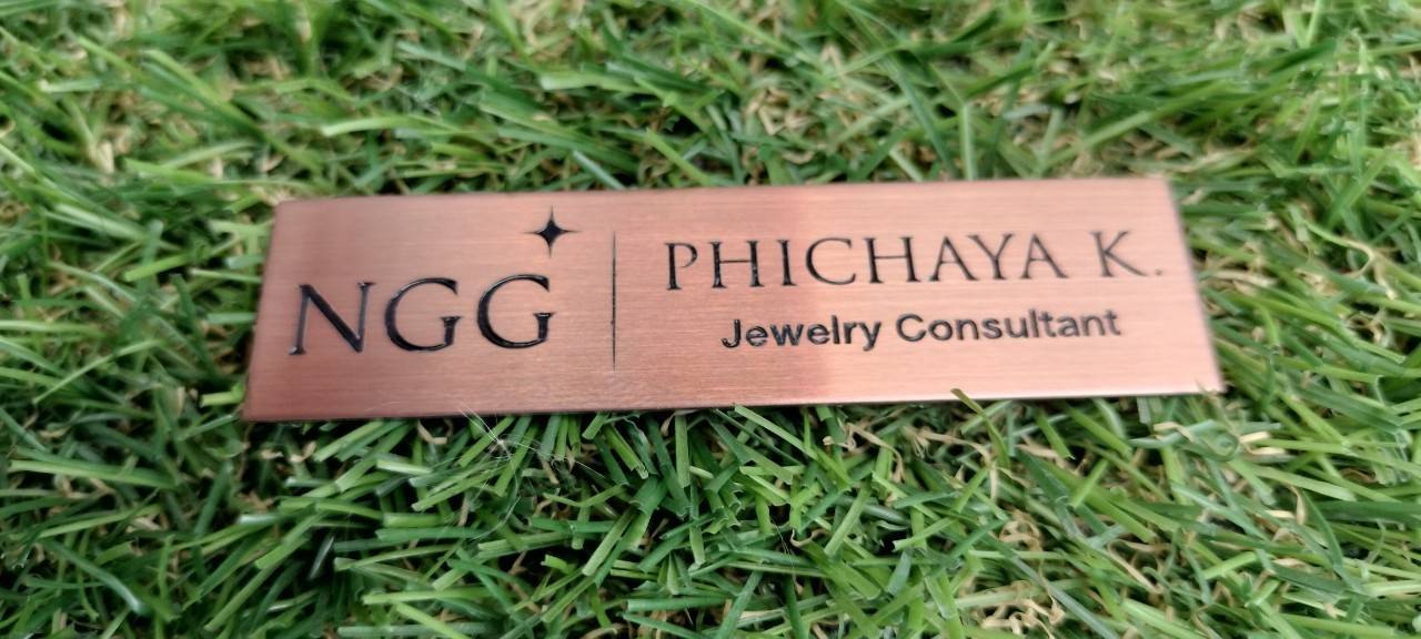 ป้ายสแตนเลสโรสโกลด์(ผิวแฮร์ไลน์) หนา 1มิล กัดกรดลงสีดำ