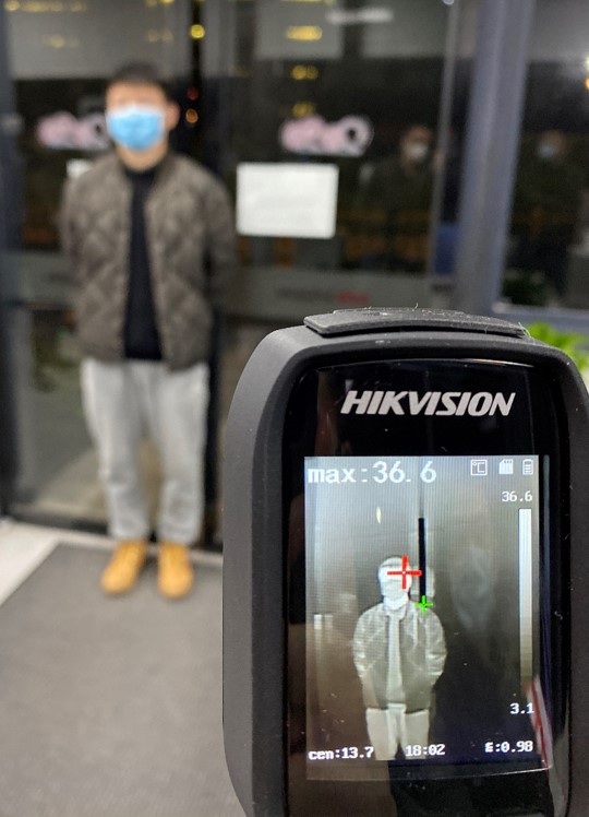 ขายถูก Hikvision Handheld Thermal Camera รุ่น DS-2TP31B-3AUF กล้องมือถือวัดอุณหภูมิร่างกาย - ส่งของต่างๆ