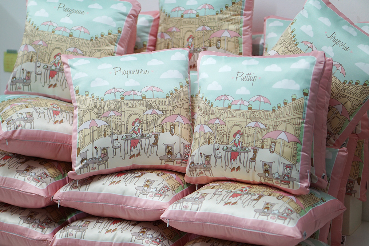 หมอนอิงสั่งทำใส่ชื่อ ลาย Kid with Teddies - Pink