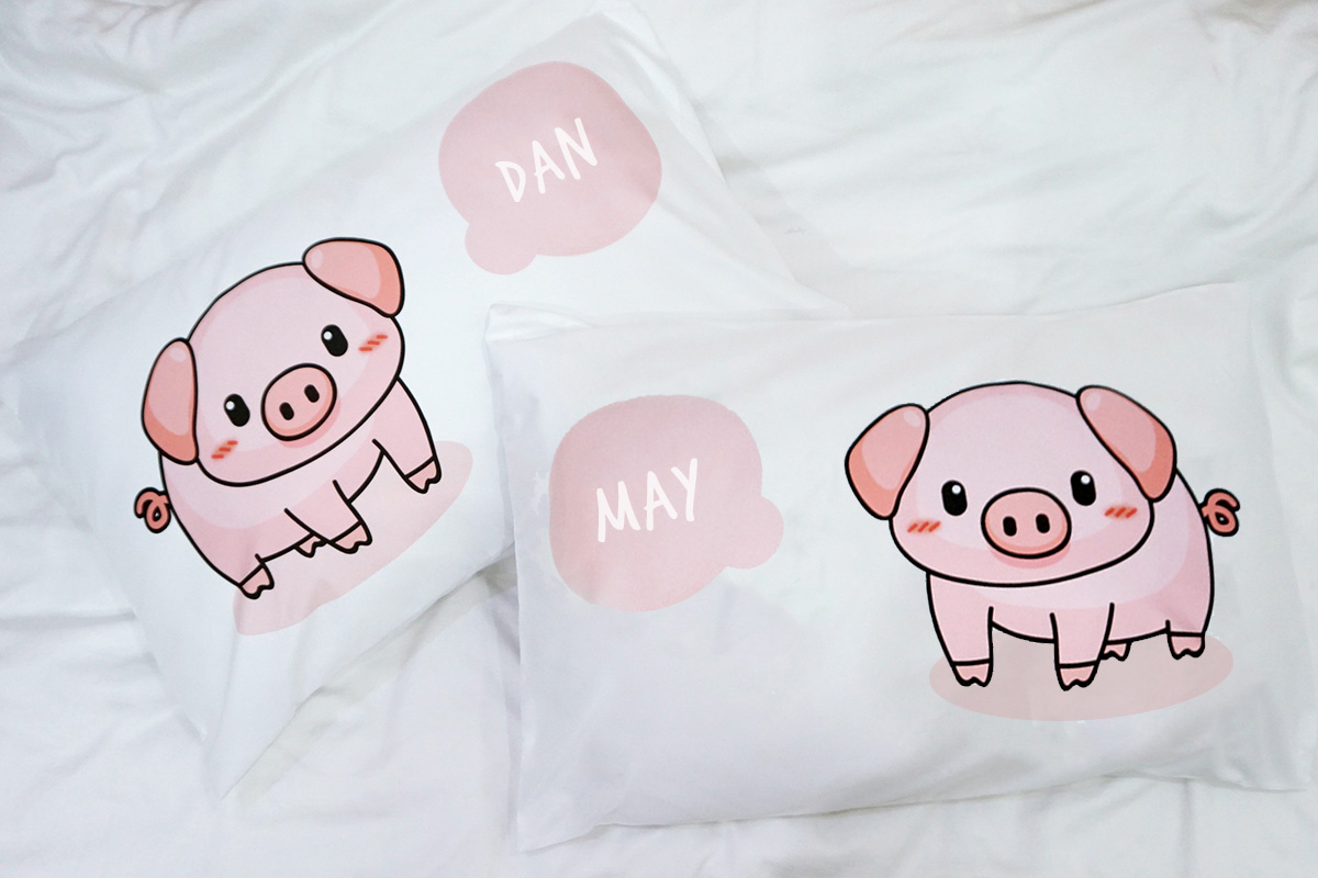 ปลอกหมอนหนุนคู่ สีขาว ลายหมู