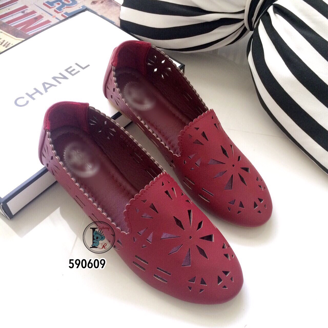 รองเท้า Loafer ฉลุลาย (สีแดง)