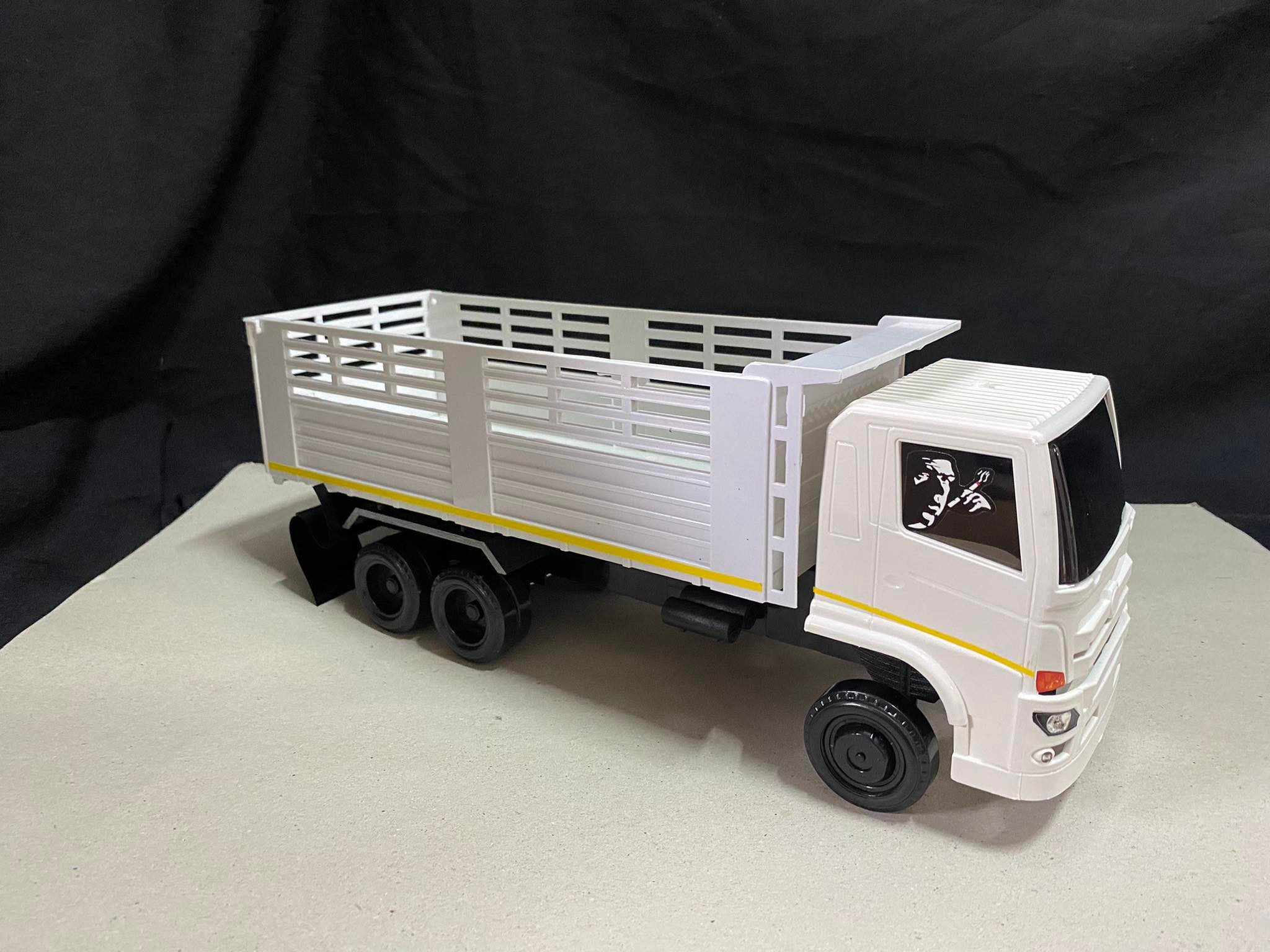 โมเดลรถสิบล้อดั้มจำลอง คาดเหลือง 1/24 พลาสติก หม่ำโมเดล รถของเล่น รถบรรทุกของเล่น รถดั้มจำลอง