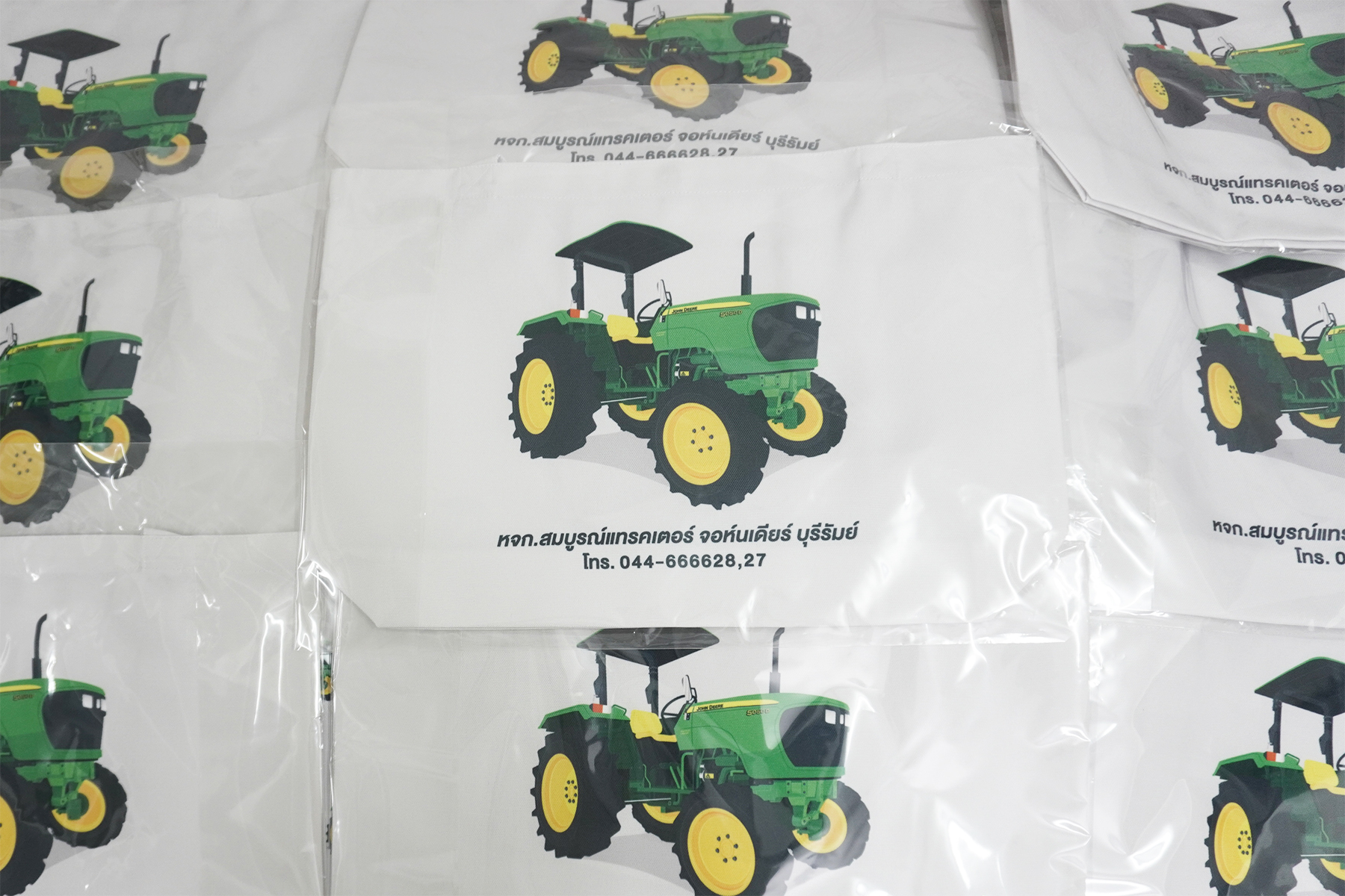 หมอนไดคัทและกระเป๋าผ้าแคนวาส รถไถ John Deere