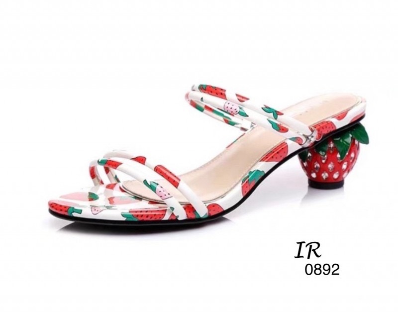 รองเท้าส้นเตี้ยแต่งลายสตอเบอรี่ (สีขาว)
