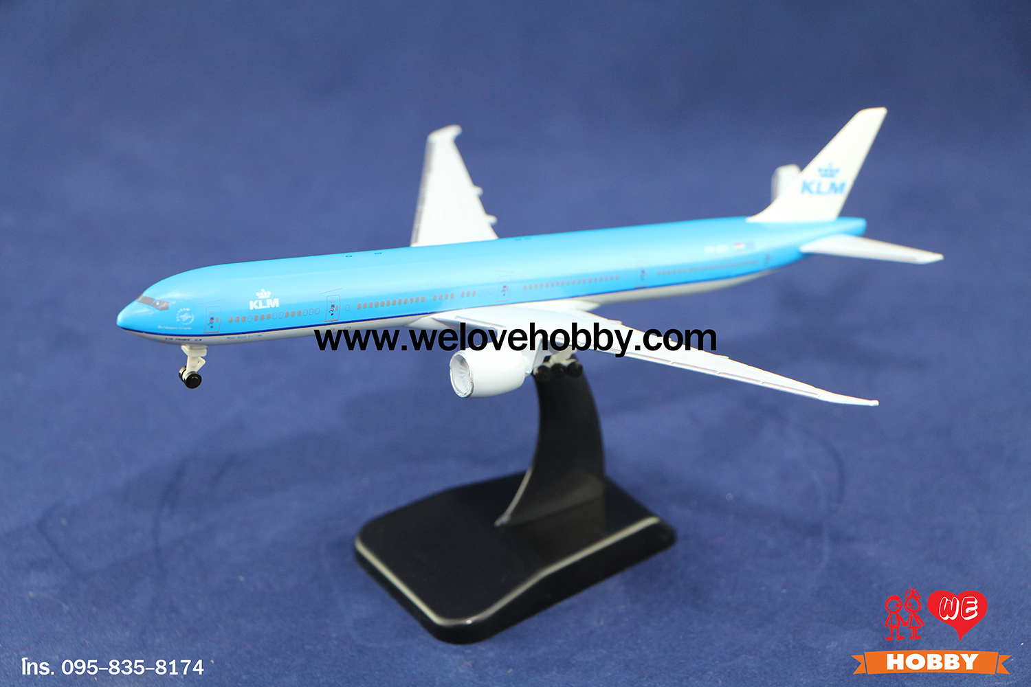 โมเดลเครื่องบิน KLM Royal Dutch Airlines (Boeing 777) เนเธอร์แลนด์ ไซส์กลาง แบบมีล้อเครื่องบิน (1:400)