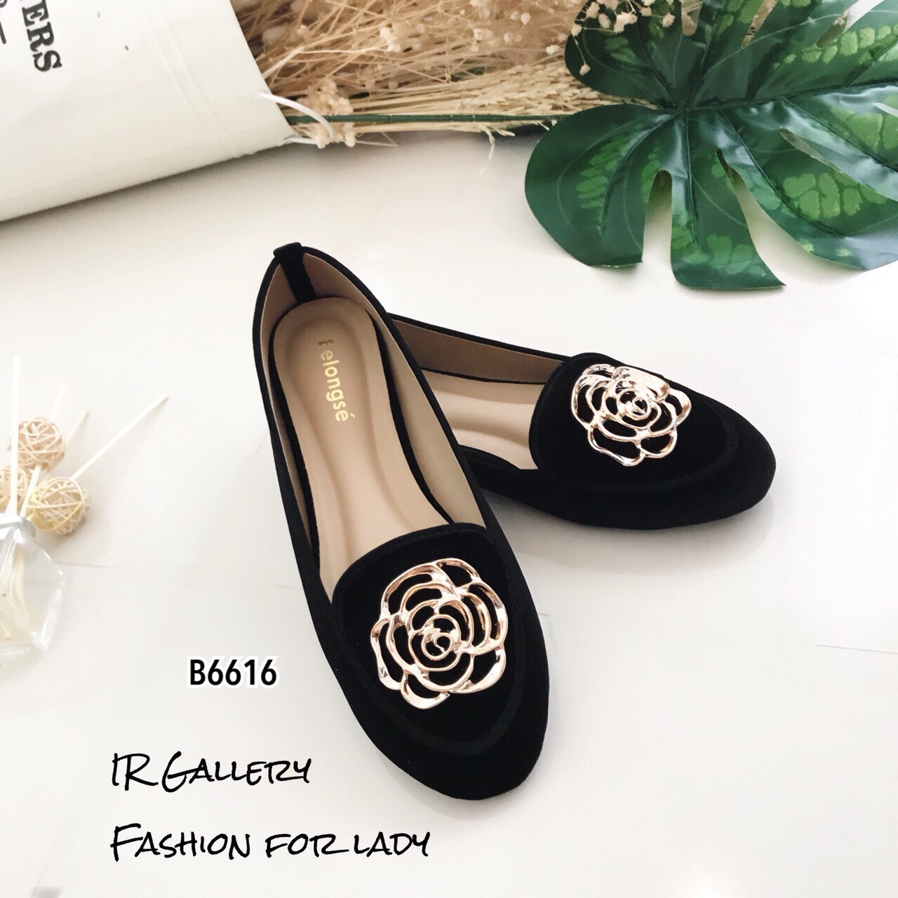 รองเท้าคัทชูแต่งอะไหล่กุหลาบทอง (สีดำ)
