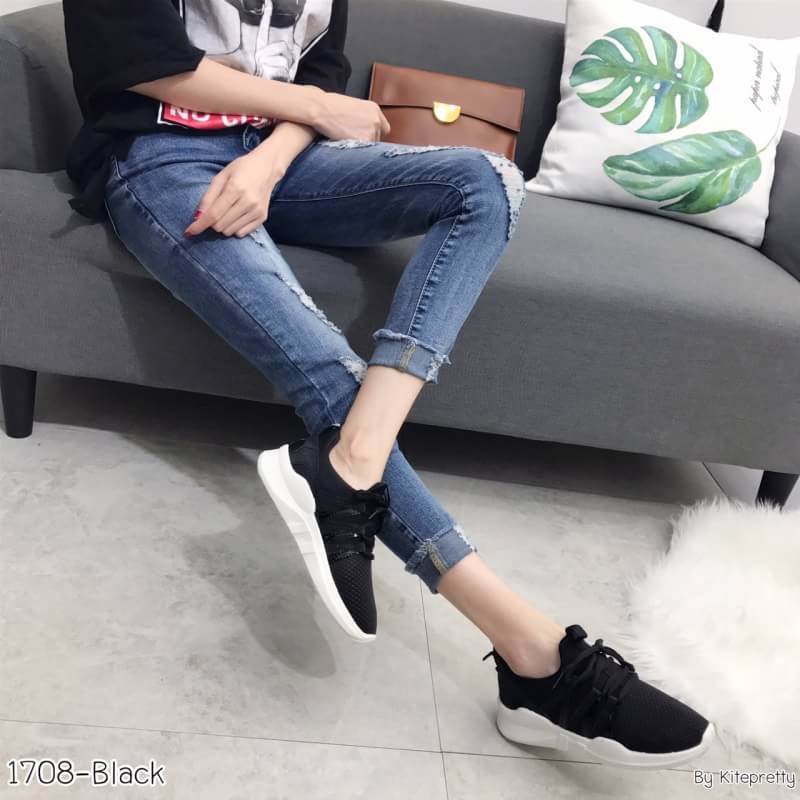 รองเท้าผ้าใบแฟชั่นทรงSportแต่งลายlove (สีขาว)