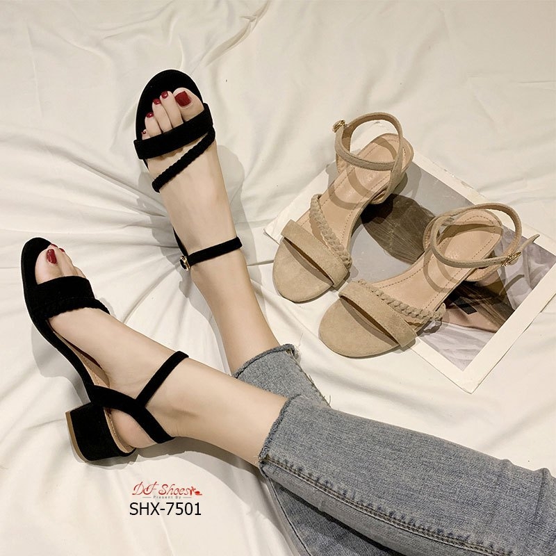 รองเท้าส้นเตี้ยแต่งสายรัดถัก (สีครีม)