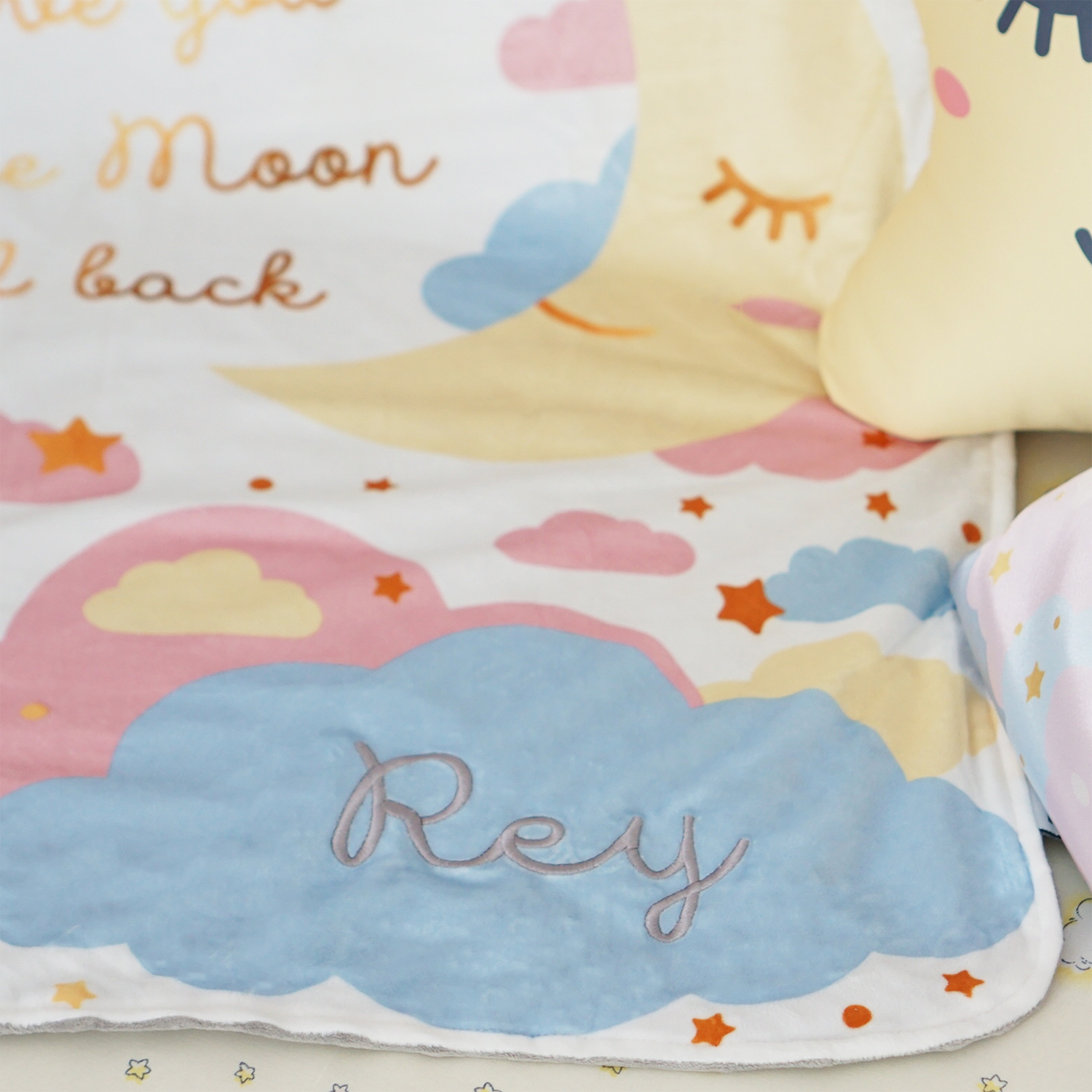 ผ้าห่ม Minky ลาย Moon 75x100cm แบบปักชื่อ ด้านหลังสีฟ้า