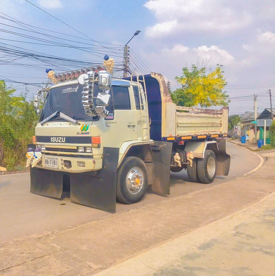 รถดั๊มพ์ 6 ล้อ อีซูสุร๊อกกี้ 1/24 พลาสติก