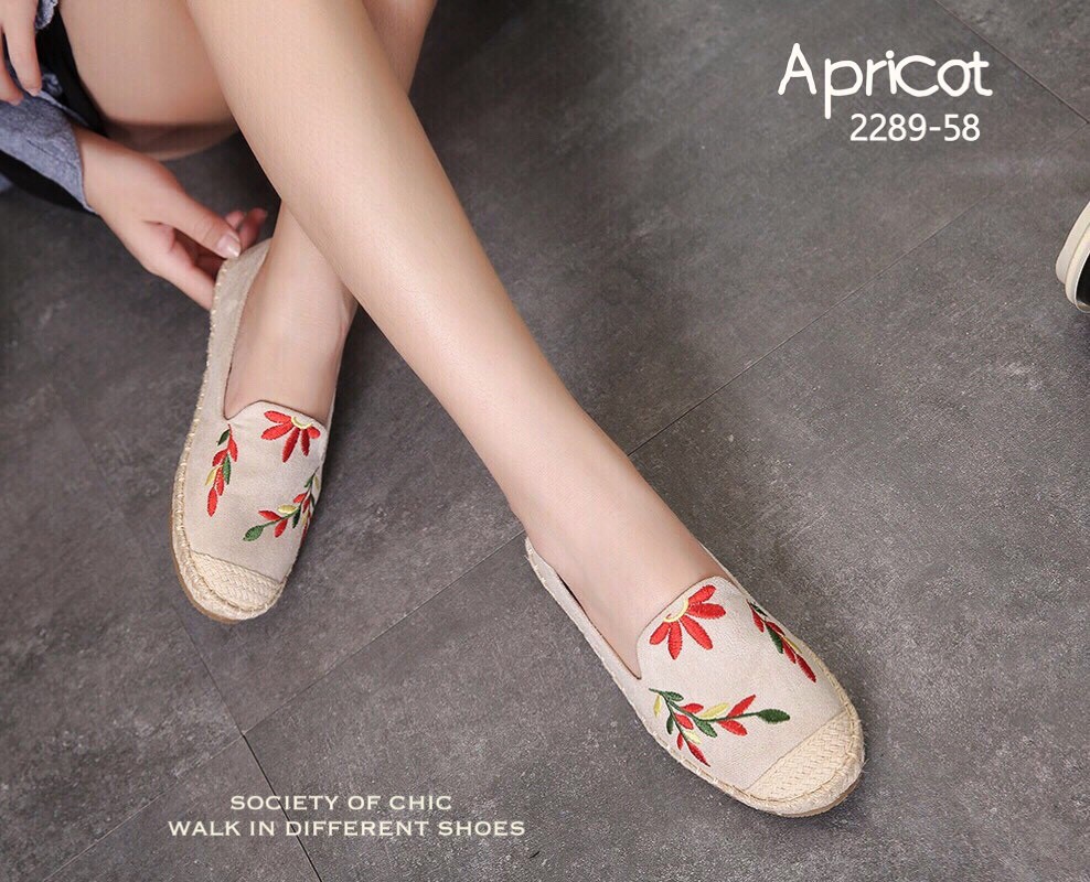 รองเท้าทรงสวมปักลาย (สีครีม)