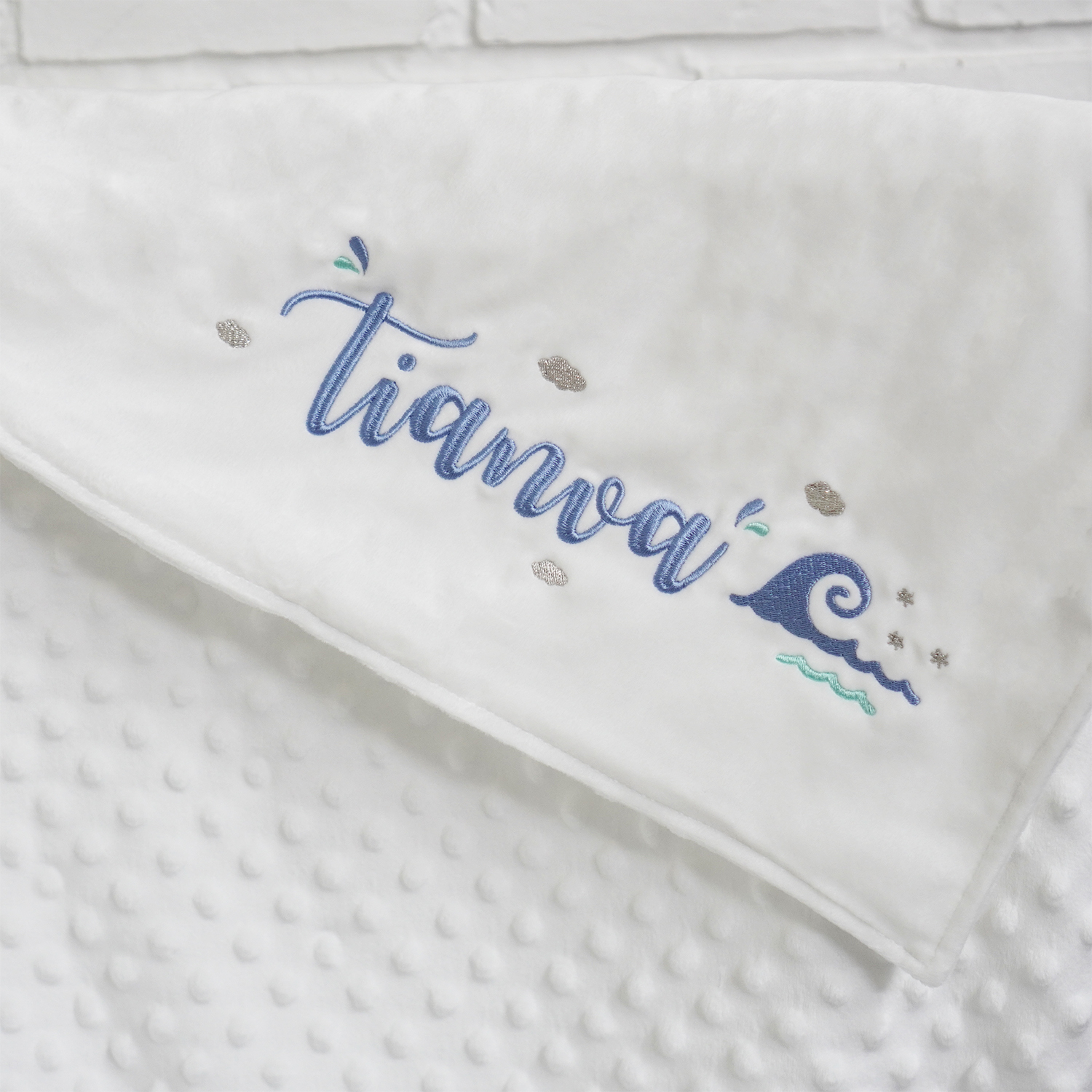 ผ้าห่ม Minky - สีขาว 75x100cm แบบปักชื่อ+icon - Ocean waves