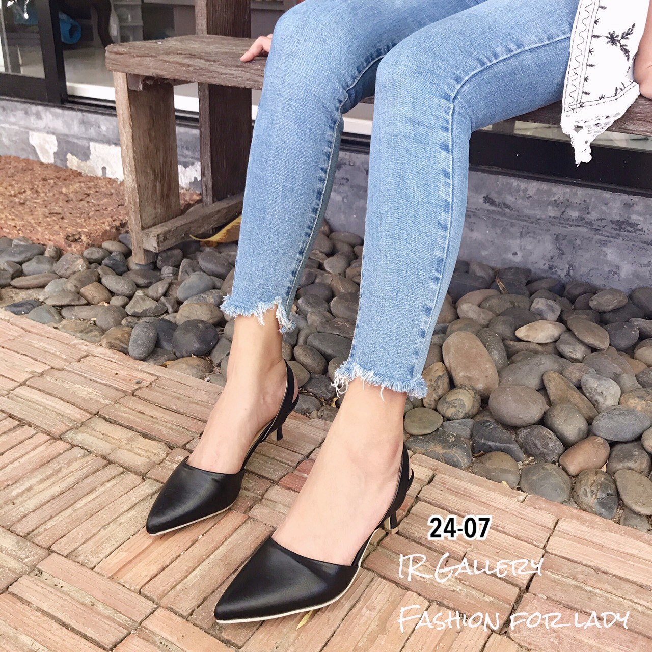 รองเท้าส้นเตี้ยรัดส้น Style Zara (สีดำ)