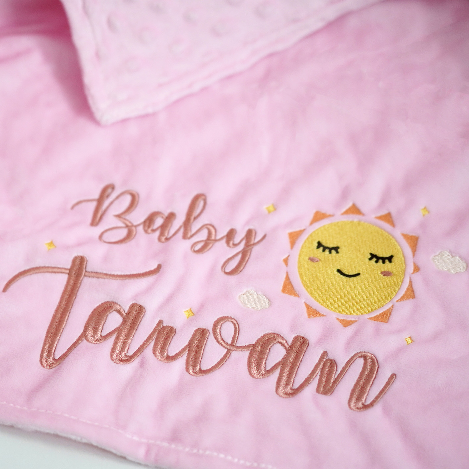 ผ้าห่ม Minky - สีชมพู 75x100cm แบบปักชื่อ+การ์ตูน - Sun