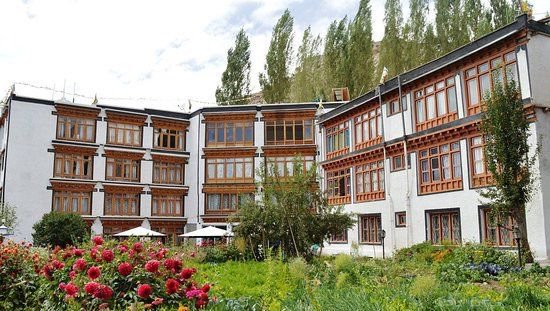 Hotel for sale in Chiang Rai It's a 3 star hotel. Near Chiang Rai Airport, only 5 km.