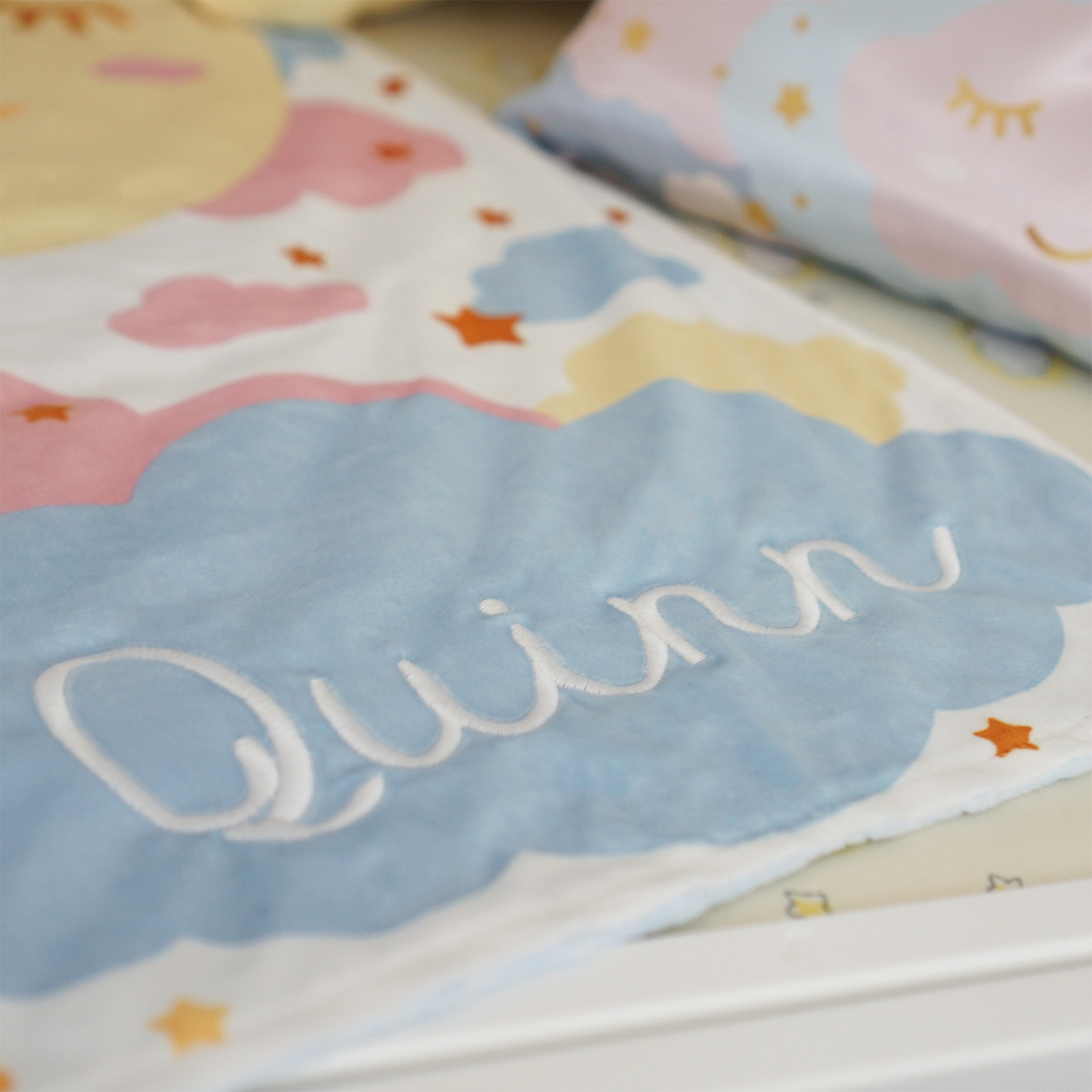 ผ้าห่ม Minky ลาย Moon 75x100cm แบบปักชื่อ ด้านหลังสีฟ้า