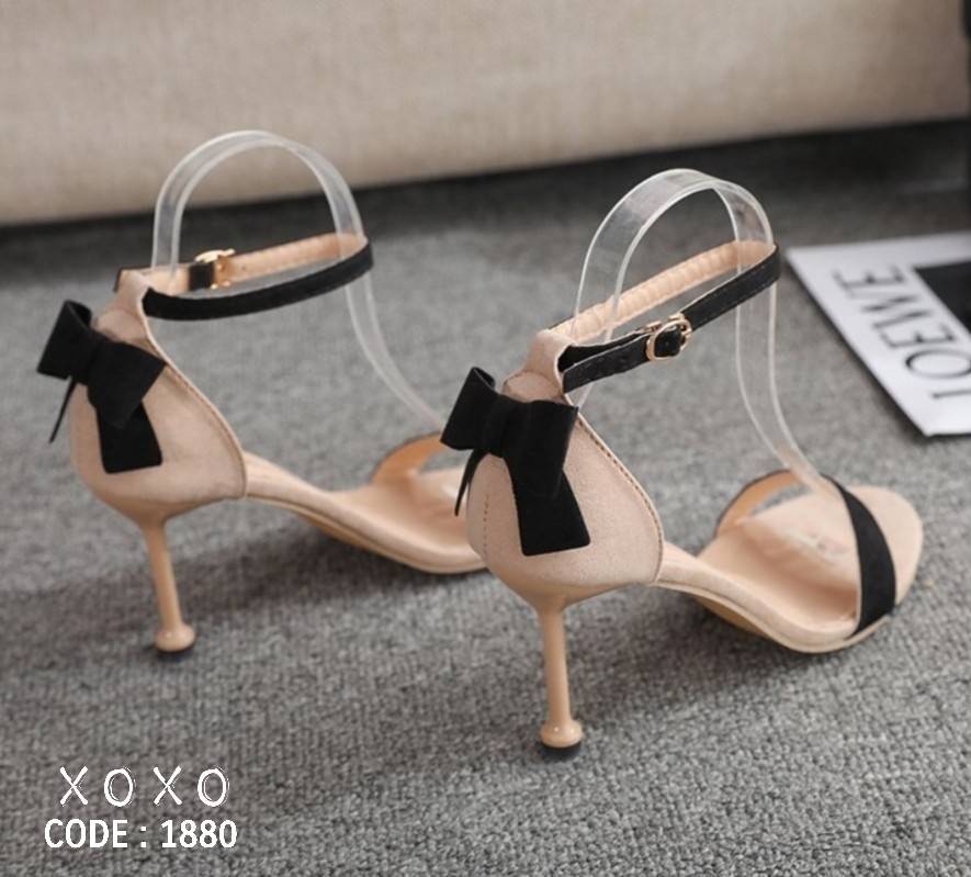 รองเท้าส้สูงแต่งโบว์หลัง (สีดำ)