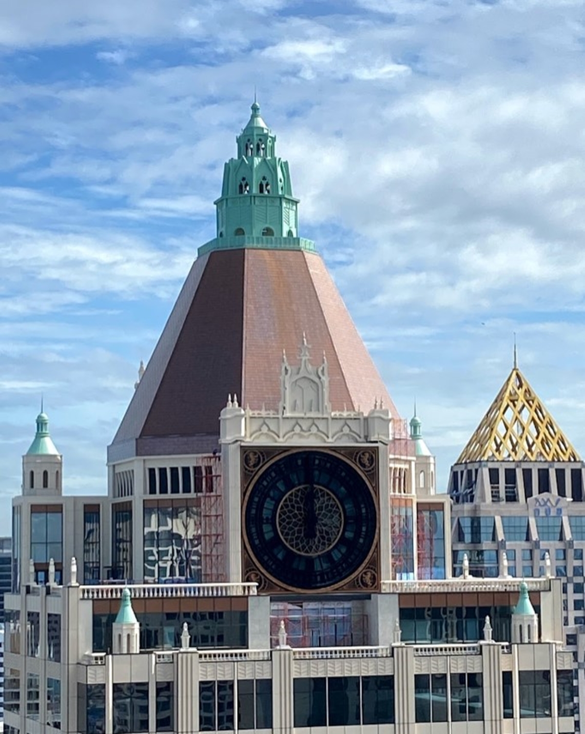 อาคารสำนักงานโครนอส สาทร (Kronos Sathorn office building) สำนักงานให้เช่าย่านถนนสาทร พระราม 4 กรุงเทพฯ ใกล้สวนลุมพินี เพียง 700 เมตร