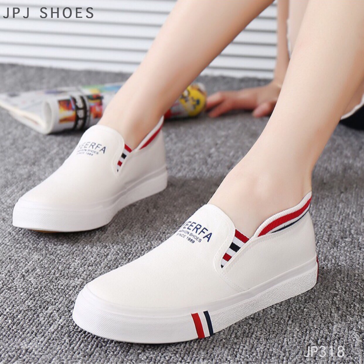 รองเท้า Slip On คาดเส้นสไตล์เกาหลี (สีเทา)