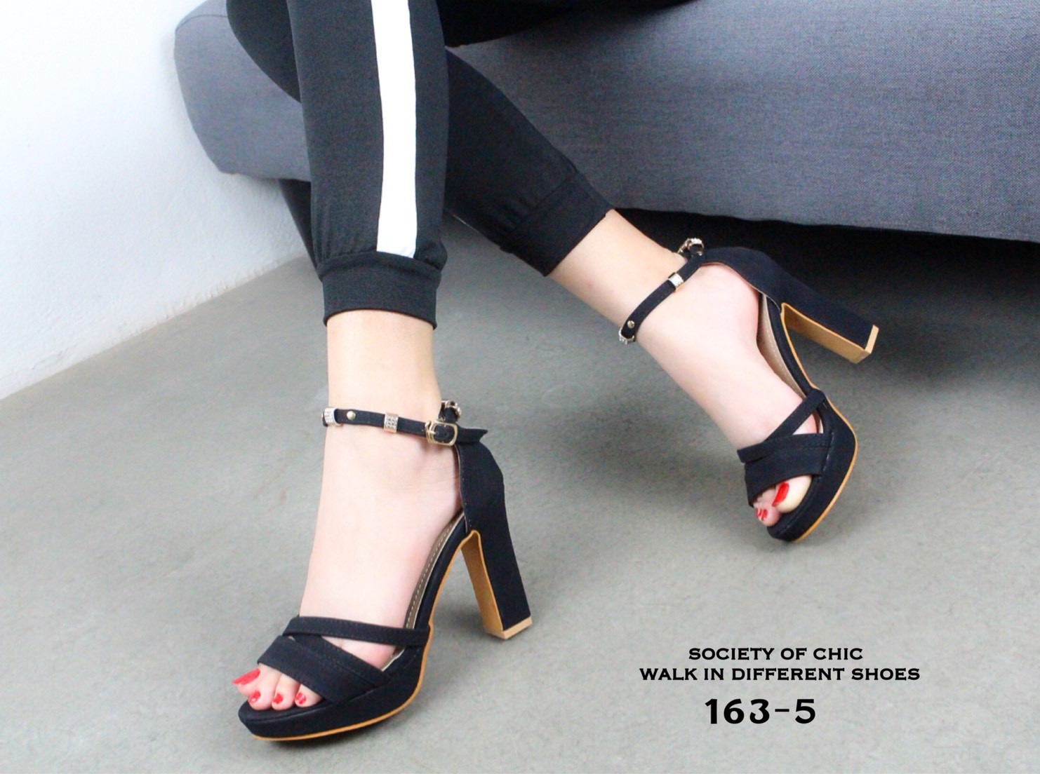 รองเท้าส้นสูงรัดข้อหนังชามัวร์ (สีเทา)