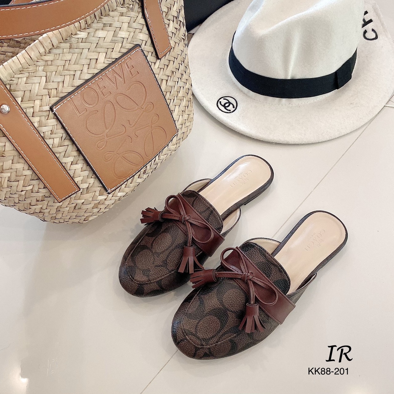 รองเท้าสลิปเปอร์ Style Coach (สีตาล)