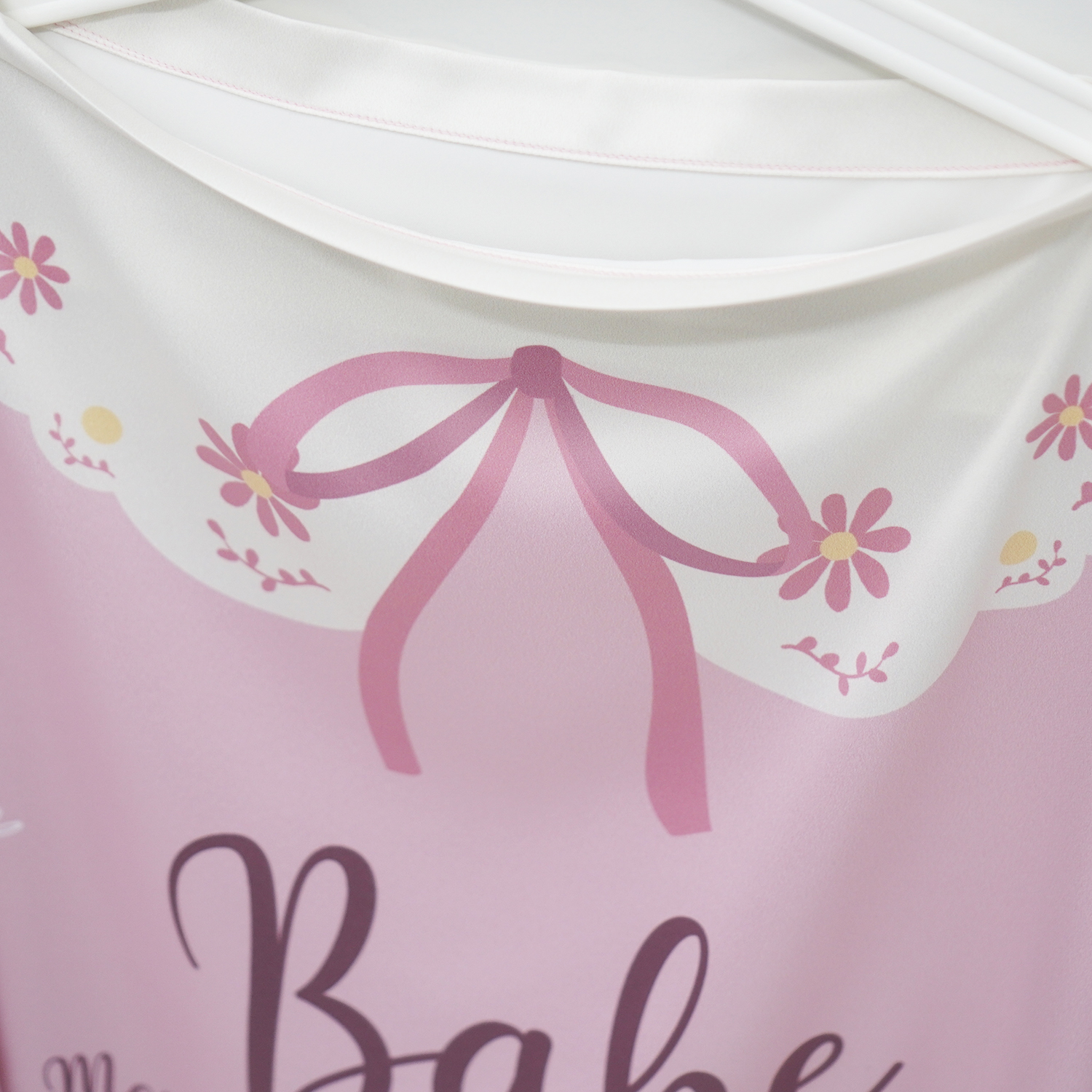 ผ้าคลุมให้นม 3in1 (รุ่นมีกระดุม ถอดโครงได้) แบบสั่งทำใส่ชื่อ ลาย Daisy - Pink