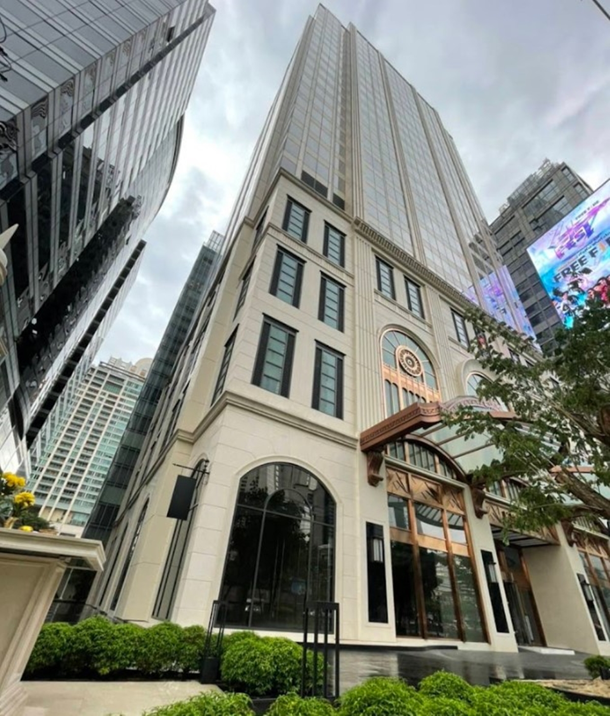 อาคารสำนักงานโครนอส สาทร (Kronos Sathorn office building) สำนักงานให้เช่าย่านถนนสาทร พระราม 4 กรุงเทพฯ ใกล้สวนลุมพินี เพียง 700 เมตร