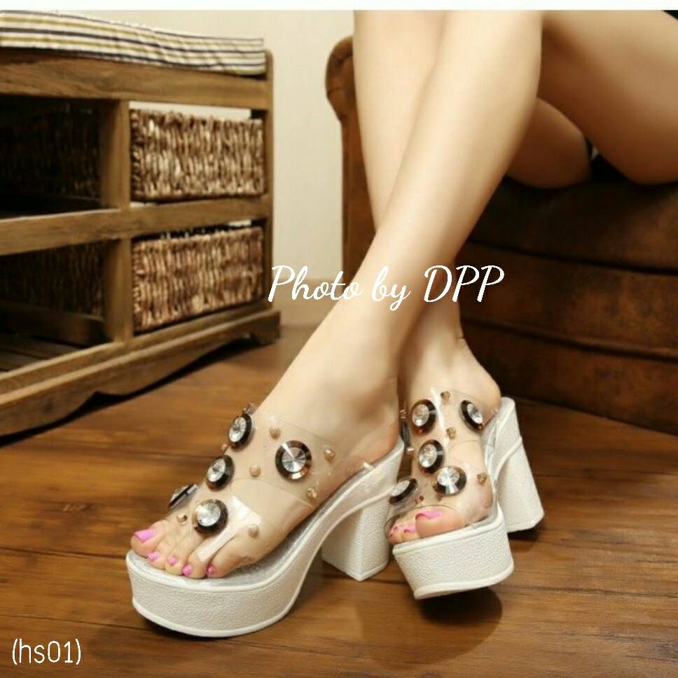 รองเท้าส้นสูงคริสตัลแต่งหมุด