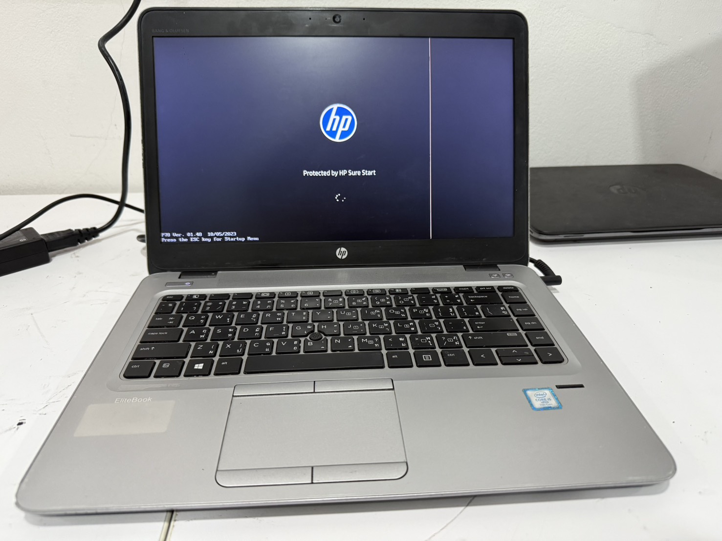 โน๊ตบุ๊ค HP EliteBook 840 G4 (i5-7300U/8GB/M.2 256GB) ไม่มี Adapter แบตเสื่อม จอเป้นเส้น ฝามีคราบกาวเล็กน้อย