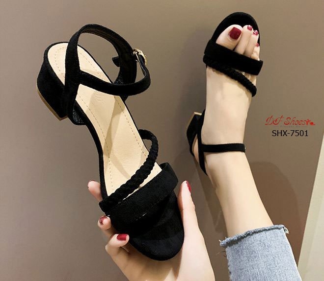 รองเท้าส้นเตี้ยแต่งสายรัดถัก (สีครีม)