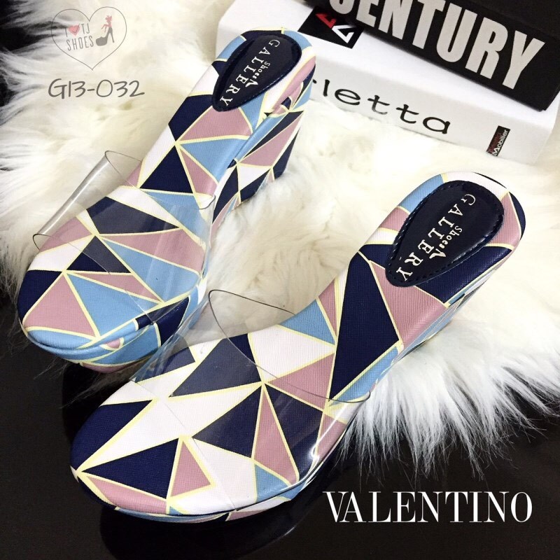 พร้อมส่ง : รองเท้าแตะเสริมส้น Style Valentino (สีฟ้า)