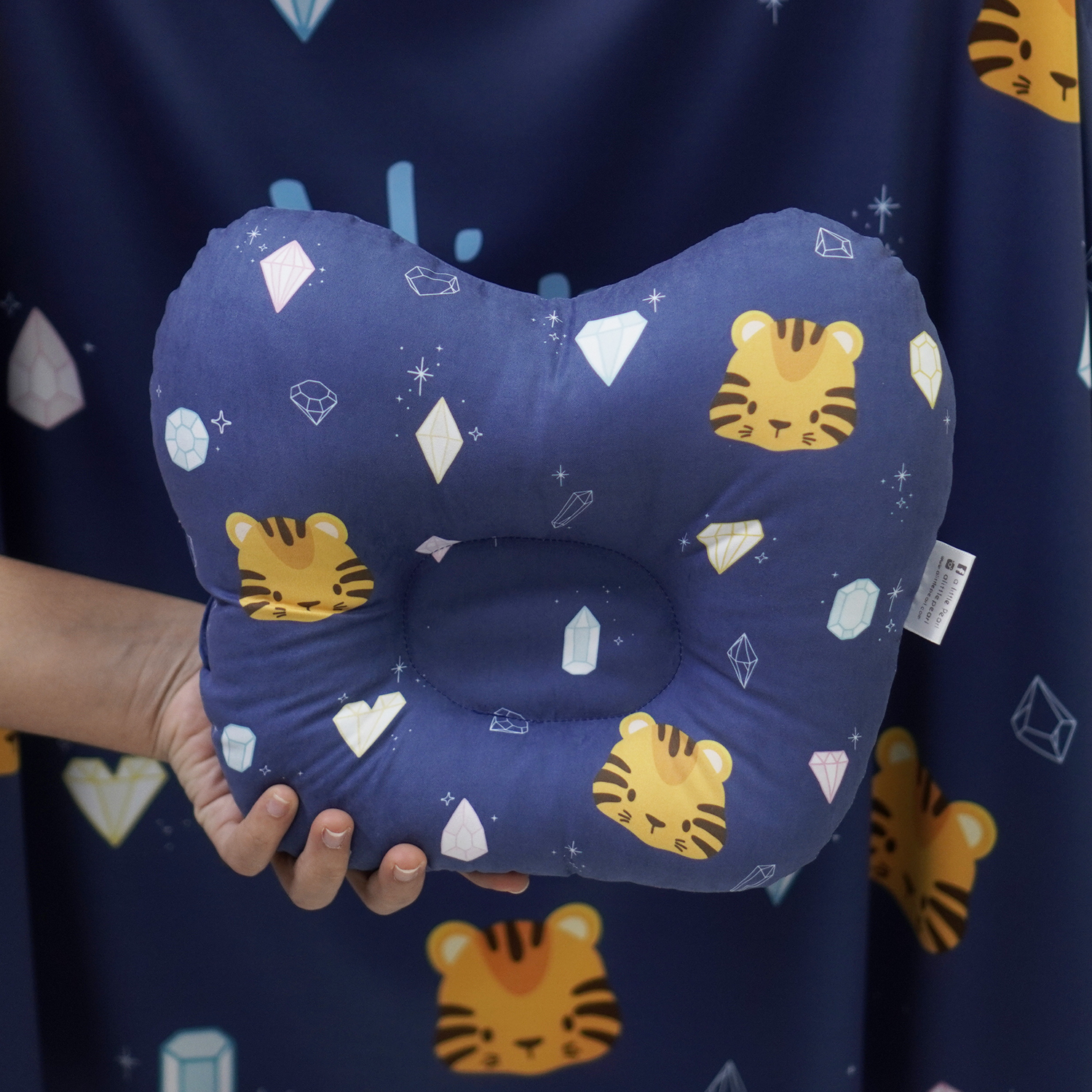ชุดของขวัญเด็กแรกเกิด BP3 หมอนหลุม + ผ้าคลุมให้นม รุ่น 3in1 ลาย Tiger with Diamond - Navy